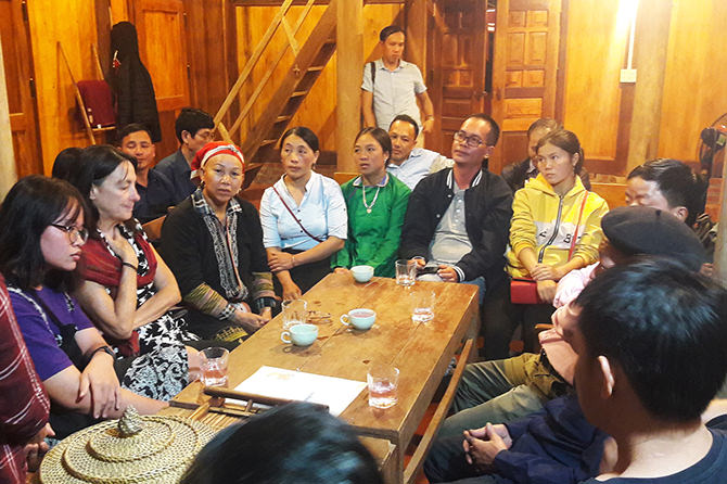Discussion with the Red Dao community at the herbal bath service of Sai Duan village
